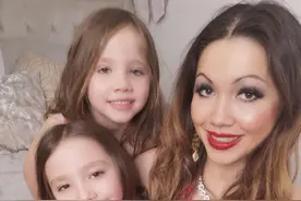 英国32岁母亲公开给7岁和4岁孩子哺乳，不忌批评反驳称母乳省线图片