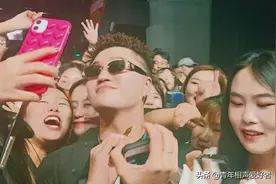 看着都疼！德云社演员被观众拽下舞台，双腿摔伤仍然坚持演出图片