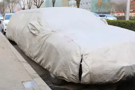 北京三环发现一辆废弃林肯，揭开车布后，路人看到车牌纷纷拍照图片