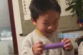 宝妈鼓励儿子自己“拔牙”，男孩迟疑半小时后，轻松“笑掉门牙”图片