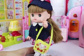 宝宝拉臭臭弄到裤子上好脏啊 快用洗衣机给她洗洗衣服吧