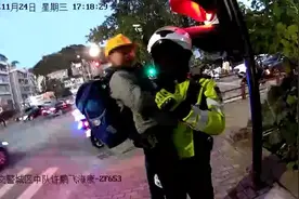 拉起警笛 “站住，不要动！” “警察叔叔，我戴小黄帽了”……图片