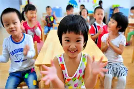 幼儿园老师发照片总没自家娃，宝妈高情商的做法，值得家长借鉴图片