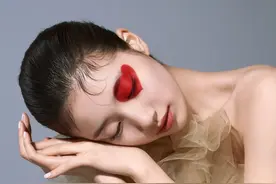 秀智拍写真肌肤白皙透亮 桃心眼妆可爱迷人图片