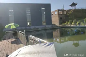 钓友手机掉水里，鱼塘老板两笊篱捞了上来，要价1000元图片