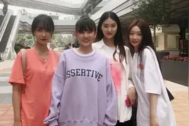 宋祖儿和群演合照被艳压，皮肤黝黑鼻子抢镜，群演却被吐槽心机重图片