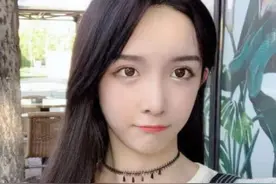 放飞自我的艾比有多美，穿校服短裙盘腿坐，网友：校花也就这样了图片