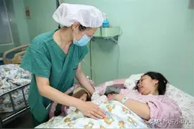 产妇生下“龙凤胎”，一旁家人正乐开花，医生泼冷水：不是双胞胎图片