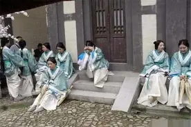 横店每天都有成千上万的群演，美女一抓一把，戏服遍地都是图片