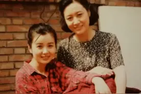 王丽云晒27年前珍贵旧照，郑卫莉颜值惊人，与继子杜淳关系微妙图片