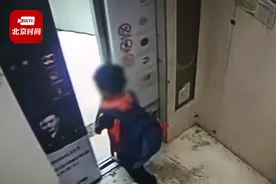 男孩11次伸手阻挡电梯关门，最后一次悲剧了……图片