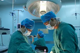 五个月大的宝宝长出“小尾巴”，原因让人后怕图片