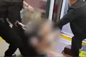 女子被保安拖下地铁衣衫不整，引网友热议！图片