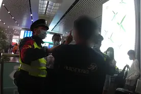 男子拒不接受安检，推骂工作人员被拘留！图片