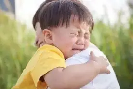 宝宝一上幼儿园就哭，其实是专门哭给家长看，宝妈别被“套路”了图片