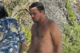 小李子海边玩水照曝光，大啤酒肚像六月怀胎，网友：屁股沟太帅了图片