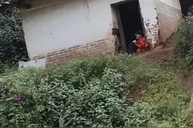 四川一独居老人穿鲜艳衣裳坐旧房子门前，网友议论纷纷，真相来了图片