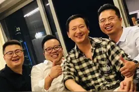 郑爽近照曝光，素颜出镜又瘦了，发际线过秃被指：像光头在戴假发图片