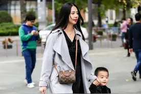 “你妈妈不正经”，儿子在学校被同学排挤，只因妈妈穿了条超短裙图片