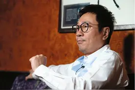 黎耀祥和妻子到内陆捞金，首次体验高铁并点赞，手挽手大秀恩爱图片