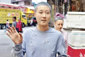 成龙私生女吴卓林，爹不疼妈不爱，今与同性女友结婚图片