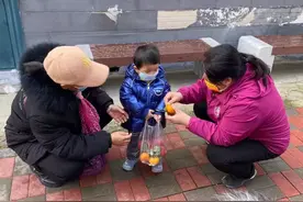 2岁男娃深夜在街头无人认领！警方：其父涉嫌遗弃罪，已抓获！母亲发声…图片