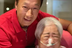 富士康老总郭台铭携妻儿重游家乡，跪拜94岁母亲，网友：有孝心图片