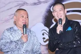 师徒骂战4年后，和郭德纲撕破脸的曹云金，嬉皮笑脸给王佩瑜下跪图片