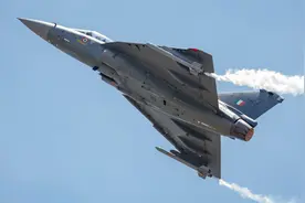 又闹笑话了，印军飞行员驾驶美国运输机，将俄罗斯坦克运至拉达克图片