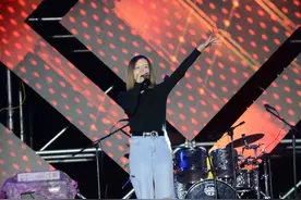 人从众𠈌！正码头广场嗨爆了！图片