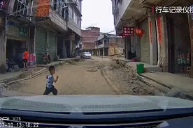 事发赣州！7岁突然横穿马路，遭轿车撞倒碾压身亡图片