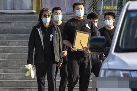 于月仙丧礼现场细节曝光：遗体沉睡于鲜花中，遗容安详，哭声阵阵图片