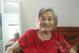 久病床前有孝子：88岁老人骨折卧床，子女日夜陪伴悉心照料图片
