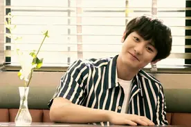 朴灿烈这个孩子就是暖，见到何炅老师主动蹲下，从不炫耀自己身高图片