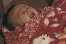 亲妈狠心抛弃女儿，残疾夫妻养大后，她却想抢回来，真实事件改编图片