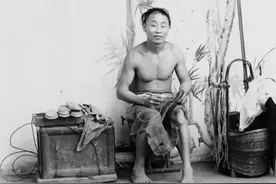 晚清照片：鞋匠练出胸大肌，童养媳晒太阳，青楼女坐洋车走堂会图片