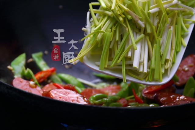 蒜苗炒香肠这样做，好吃又下饭，美味很简单，上桌就抢光
