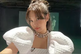 真不理解Jennie金智妮的审美！穿泡泡袖裙却搭“黑丝”，欣赏不了图片