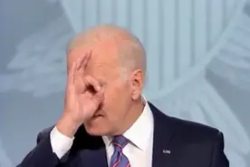 拜登直播中突然诡异呆立，两眼发直20秒视频疯传，网友狂玩梗图片