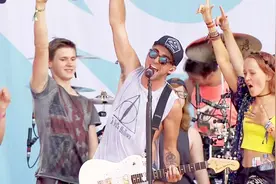 FIFA主题曲现场版，听了这首歌，感觉自己踢得不是足球，是炸弹！