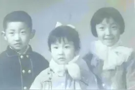 一只大老鼠爬得很慢，姥姥想拿铁锹拍死它，走近仔细一看，又把铁锹放下了图片