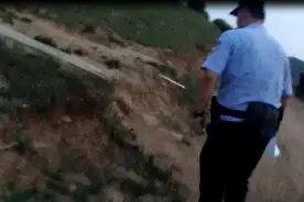 济南一外卖小哥山顶喝了十扎扎啤后下不了山，结 果图片