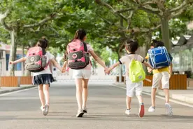 talk the talk不是"说一说"，walk the walk也不是"走一走"图片