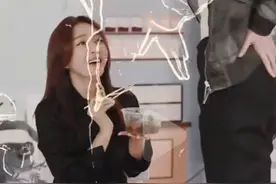 秦岚与小22岁男星亲密互动，超近投喂对视不避嫌，42岁仍单身图片