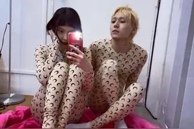 金泫雅晒与男友金晓钟合照，两人穿同款连体衣，网友辣评：像秋裤图片