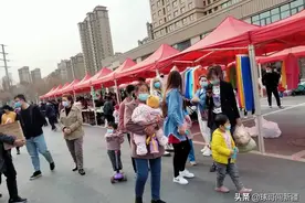 乌鲁木齐夜间经济、地摊经济再次开启，许多市场游客爆满，好现象图片