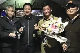 《长津湖》杀青，吴京端“脸盆”敬酒豪饮，他演哥哥疑似炸桥牺牲图片