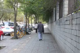 成都地下砂舞厅，一位 80 岁老人用10元唤醒欲望图片