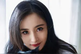 杨幂怀抱猫咪尽显温柔，知性优雅气质迷人，脸上伤疤引人心疼图片