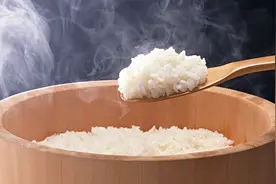 大米里放上两片大蒜还有这妙用，太厉害了，一年能省下好几百元